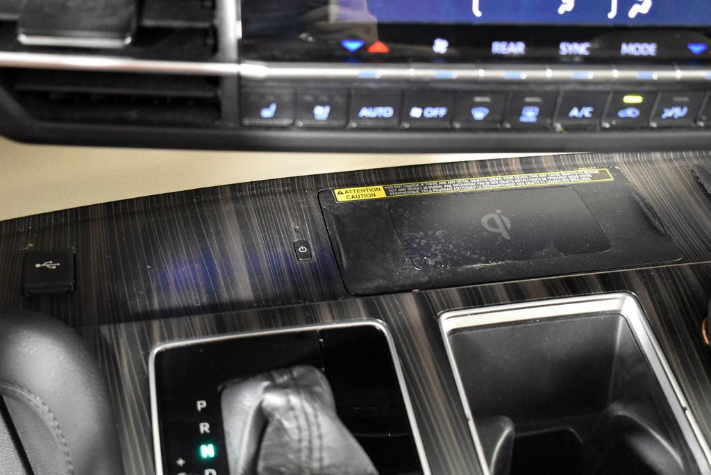 Used 2021 Toyota Sienna Limited image 38