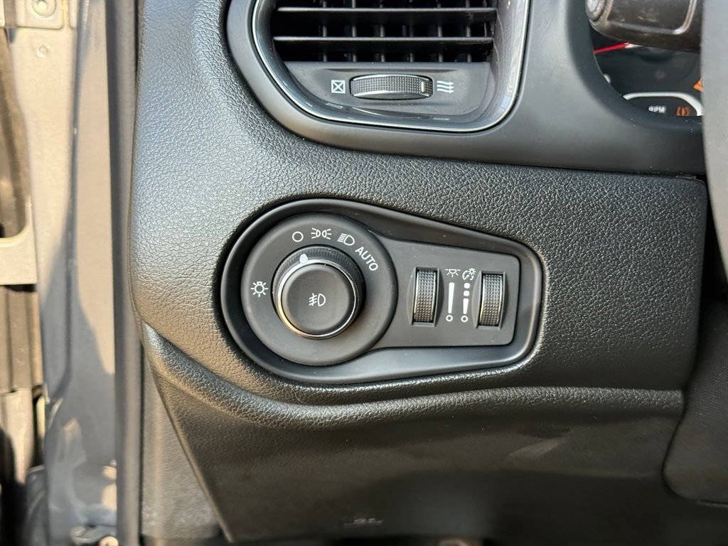 Used 2022 Jeep Renegade Latitude AWD/4WD image 18