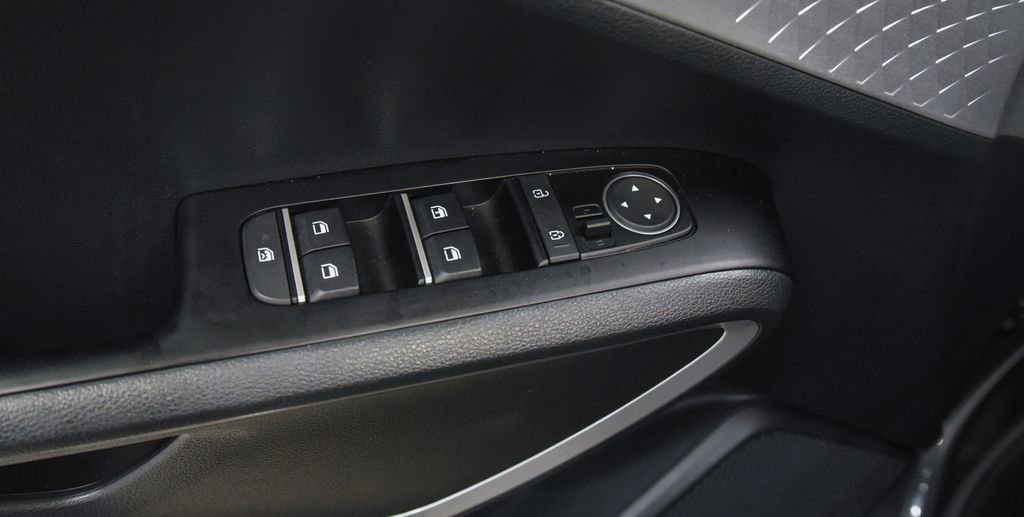 Used 2025 Kia Soul LX w/ LX Technology Package FWD image 17