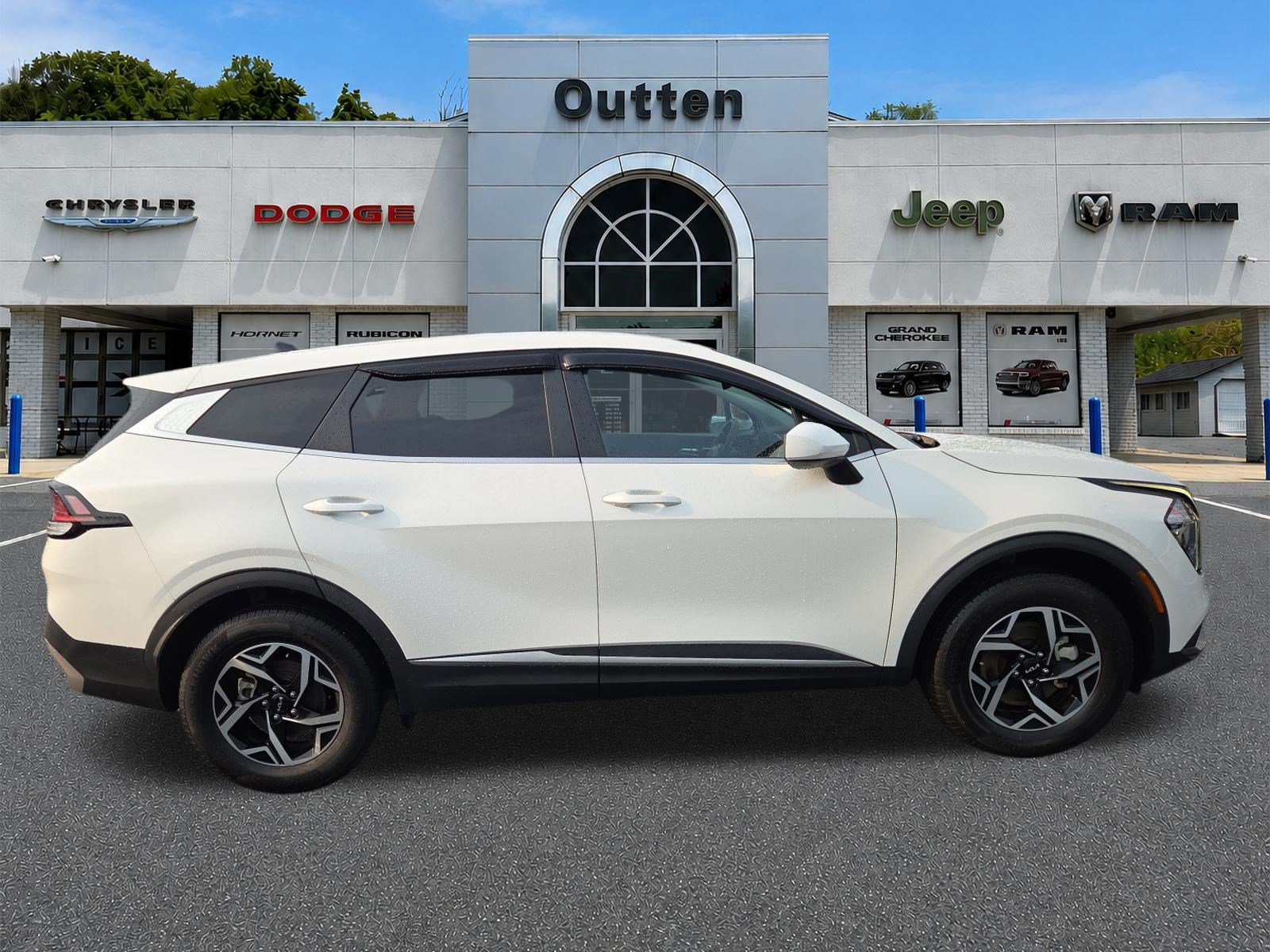 Used 2023 Kia Sportage LX AWD/4WD image 2