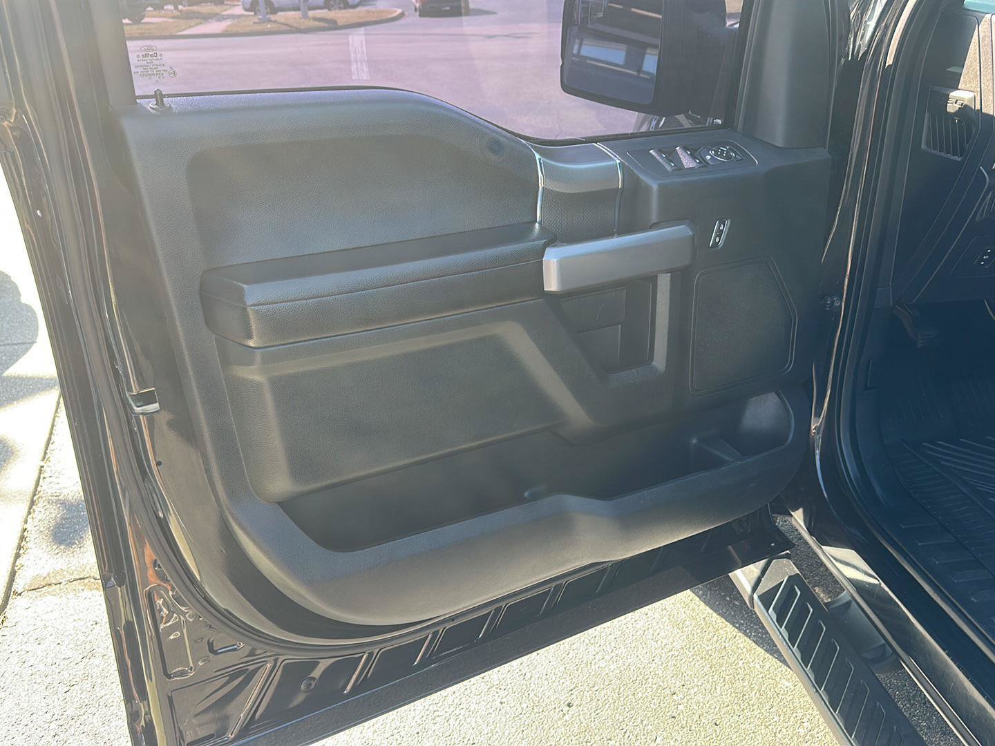 Used 2015 Ford F150 XLT w/ Equipment Group 302A Luxury AWD/4WD image 22