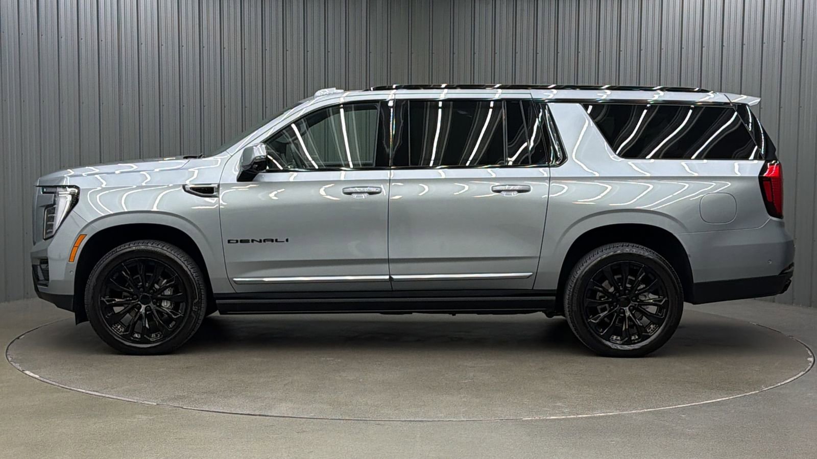 Used 2025 GMC Yukon XL Denali w/ Sun & Power Step Package image 2