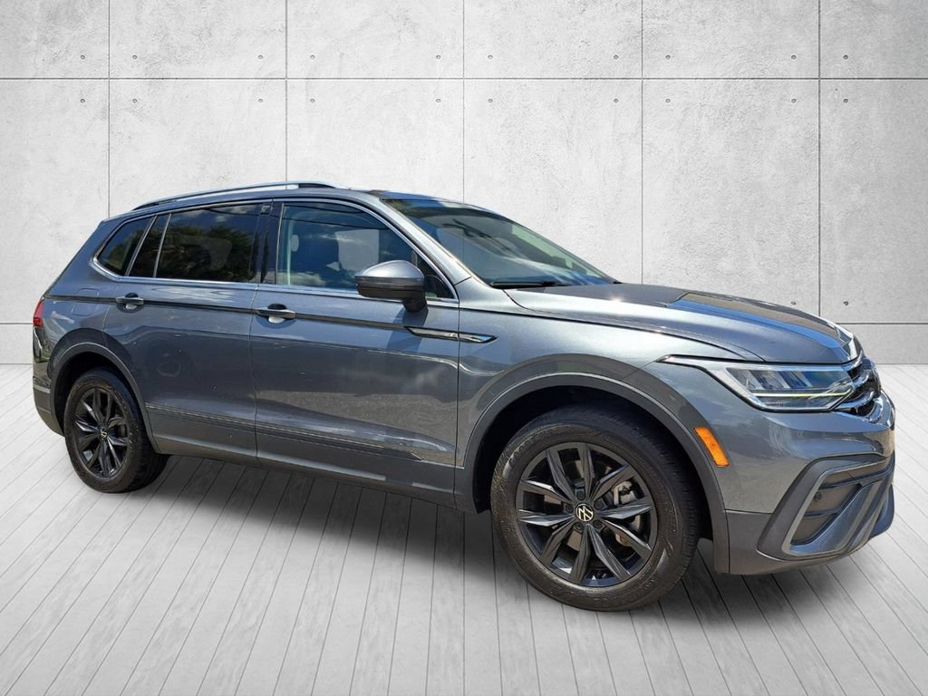 Used 2024 Volkswagen Tiguan SE w/ Panoramic Sunroof Package FWD image 3