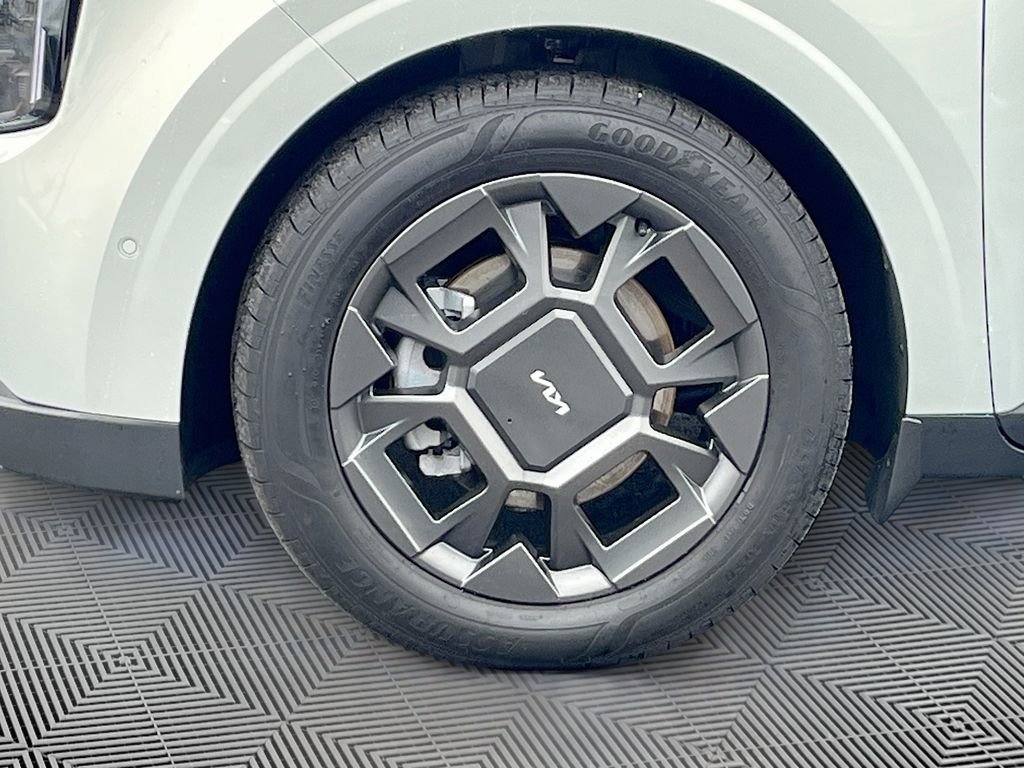 Certified 2025 Kia Carnival SX FWD image 11