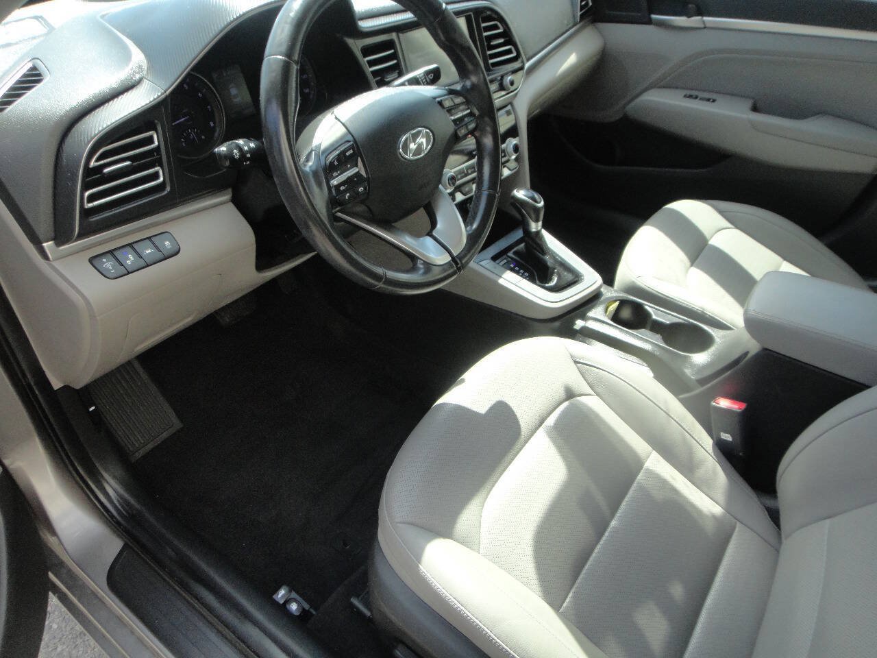 Used 2020 Hyundai Elantra Limited w/ Cargo Package (C1) FWD image 7
