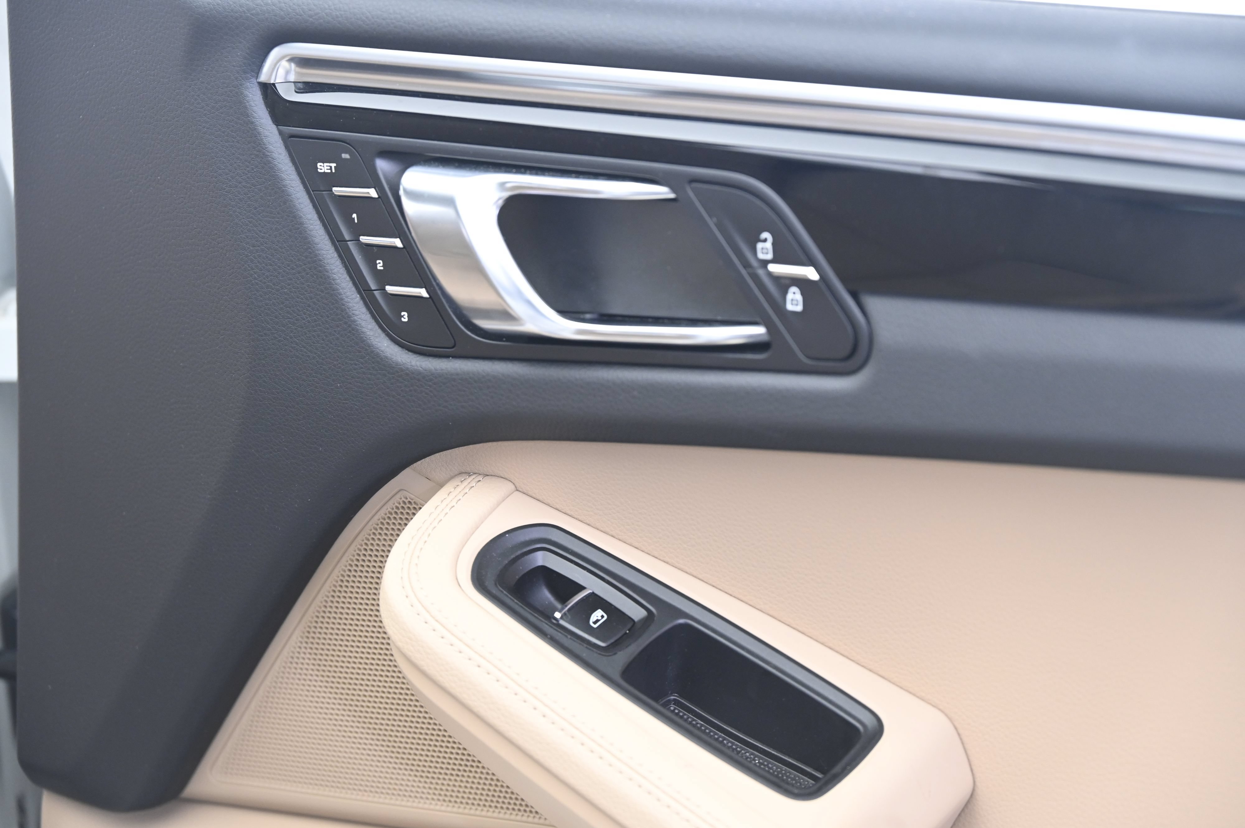 Certified 2024 Porsche Macan AWD/4WD image 21