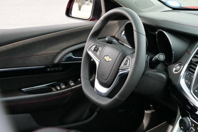 Used 2015 Chevrolet SS / 6.2L V8 / Sunroof / Heated & image 32