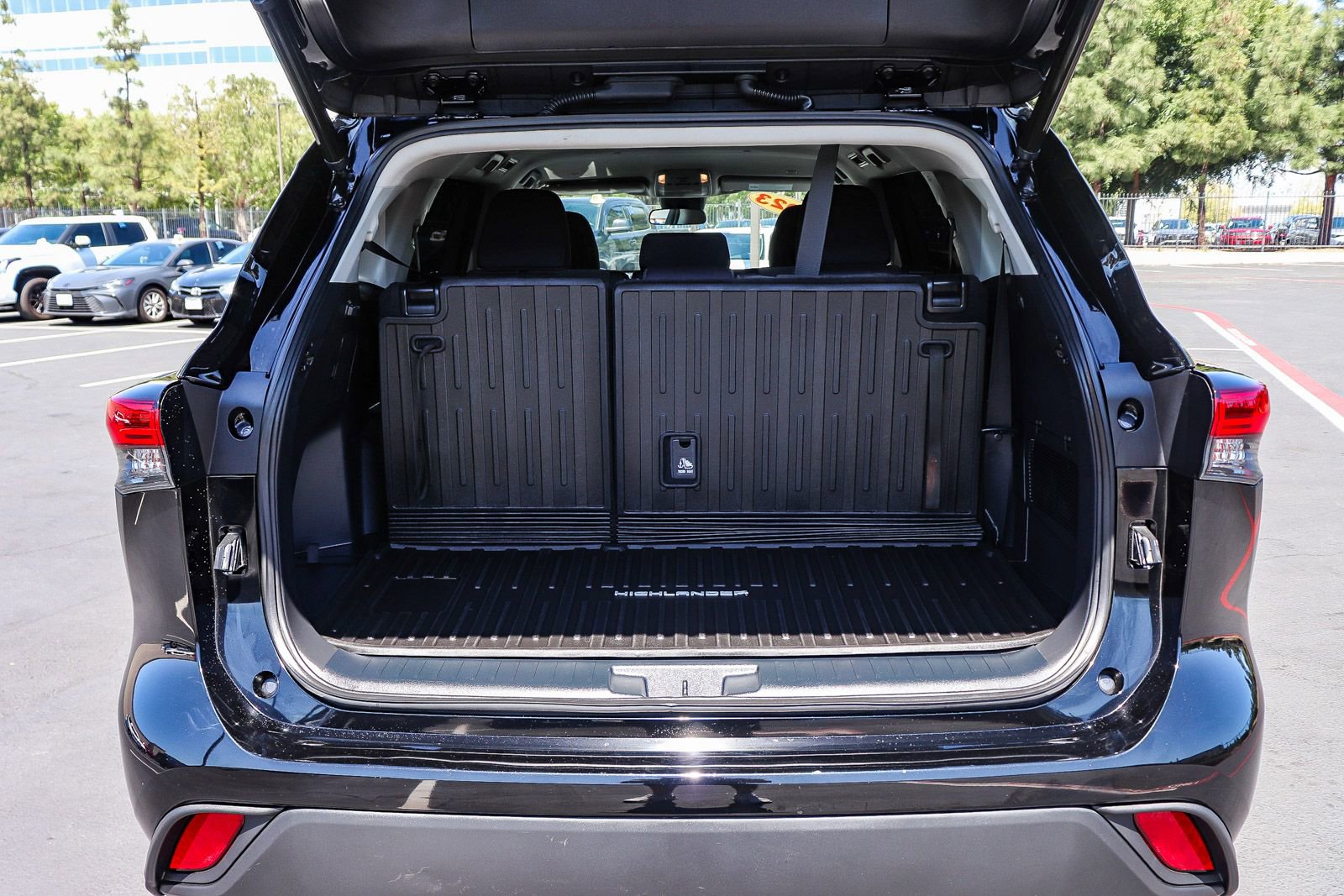 Used 2023 Toyota Highlander LE FWD image 32