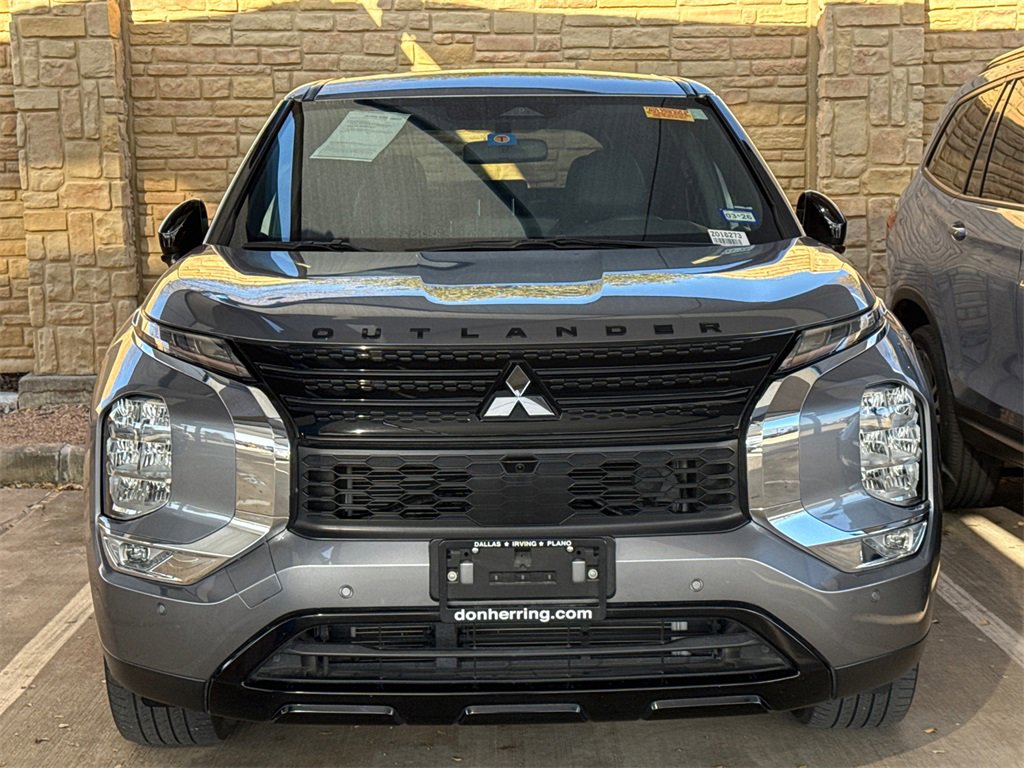 Used 2023 Mitsubishi Outlander SE Black Edition image 2