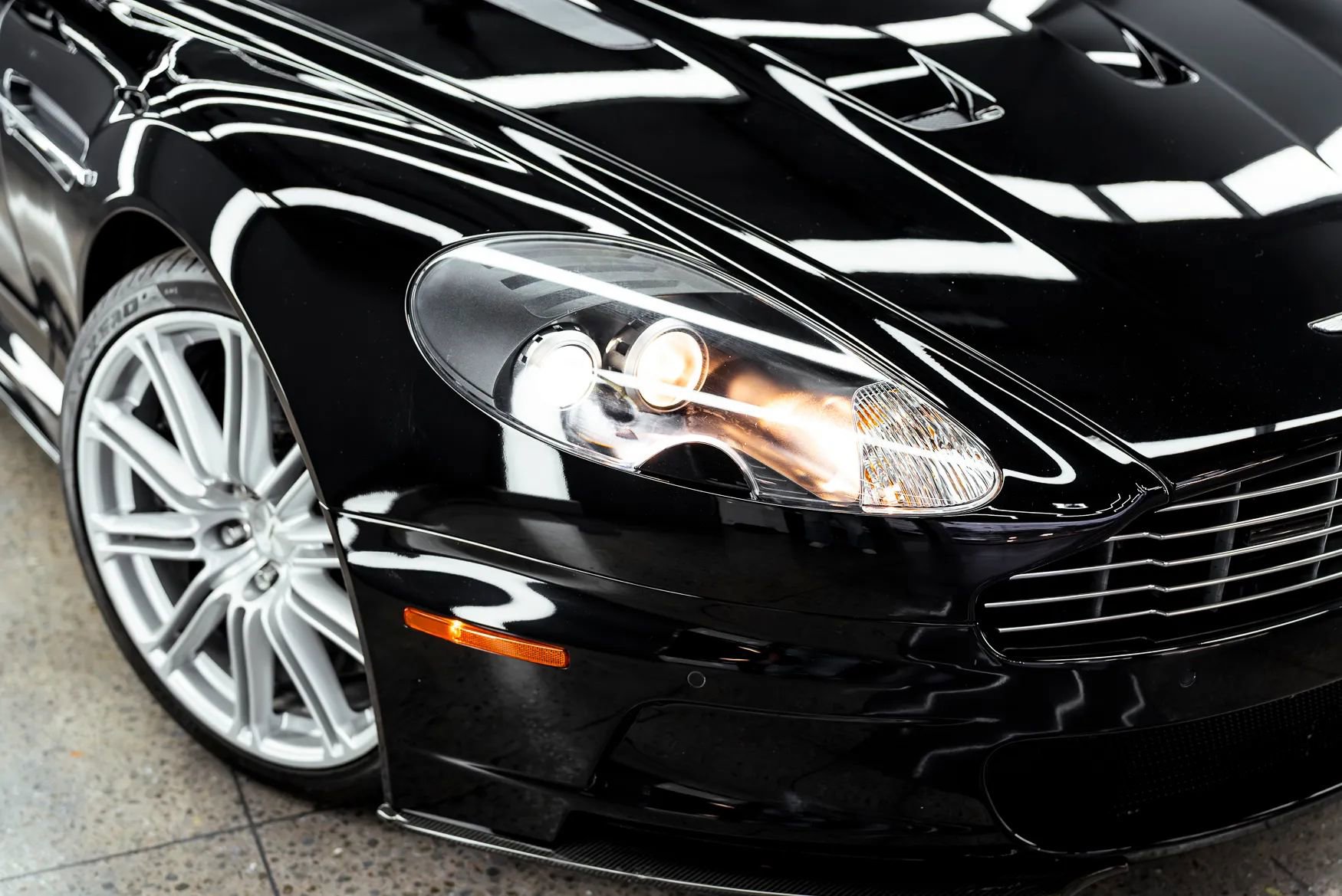 Used 2009 Aston Martin DBS Coupe RWD image 37