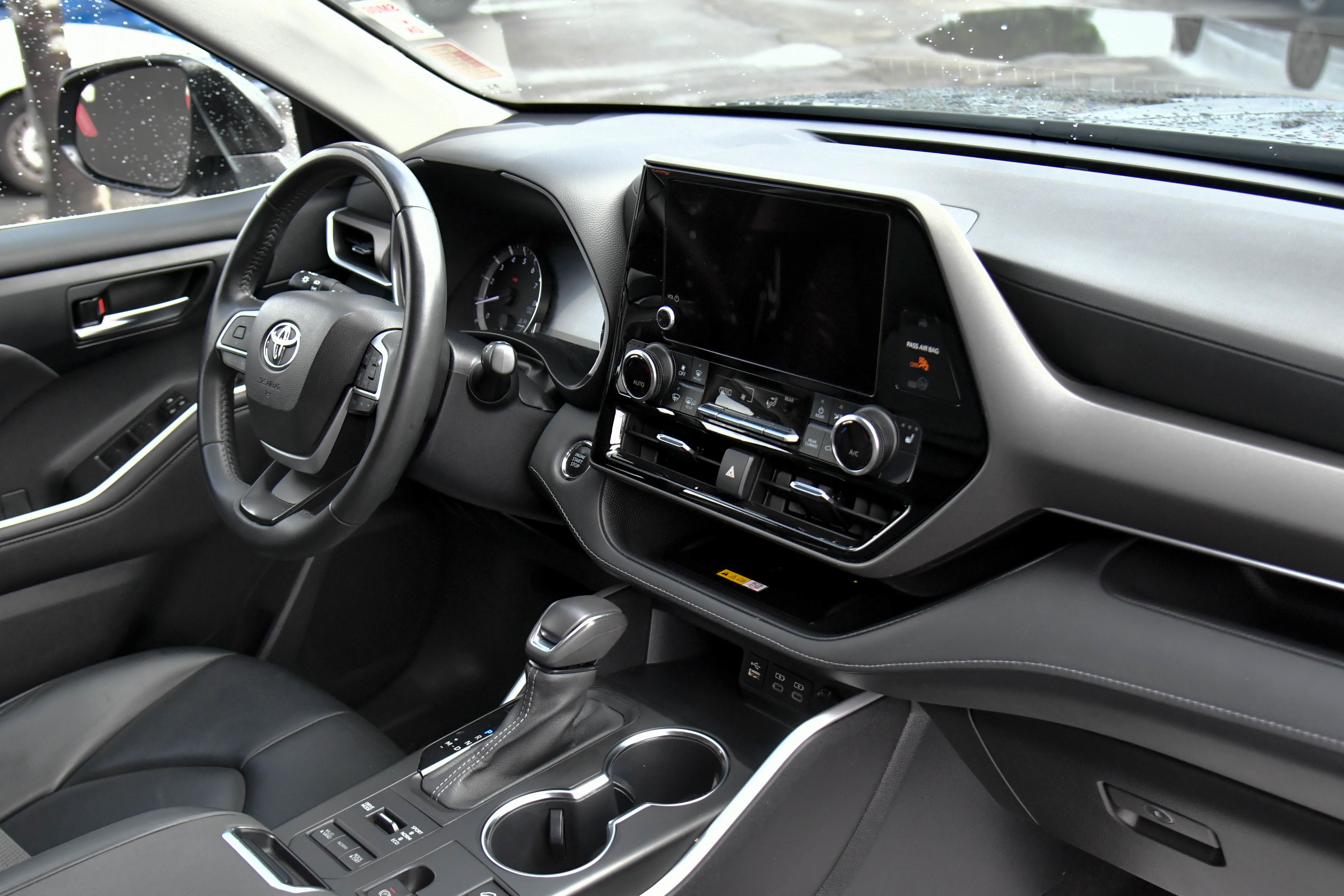 Used 2023 Toyota Highlander XLE AWD/4WD image 50