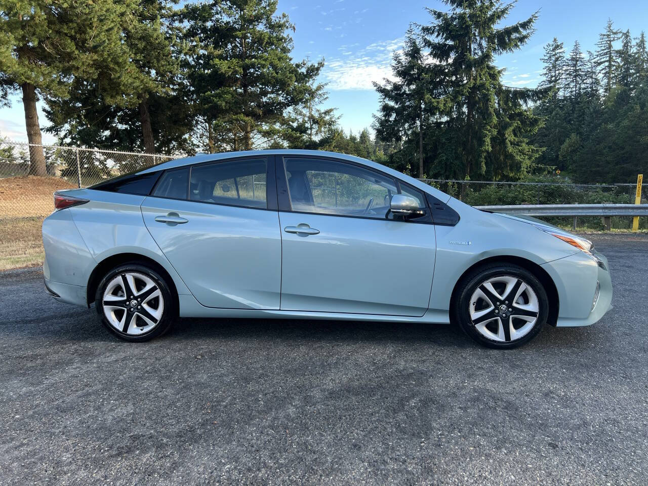 Used 2016 Toyota Prius Four Touring FWD image 4