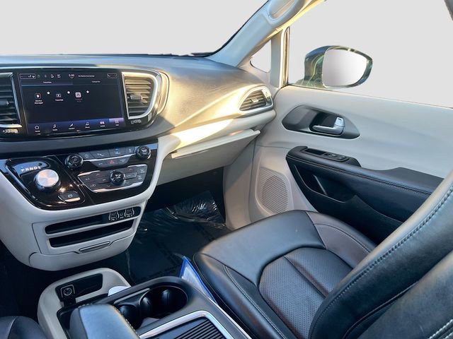 Used 2024 Chrysler Pacifica Touring-L image 21