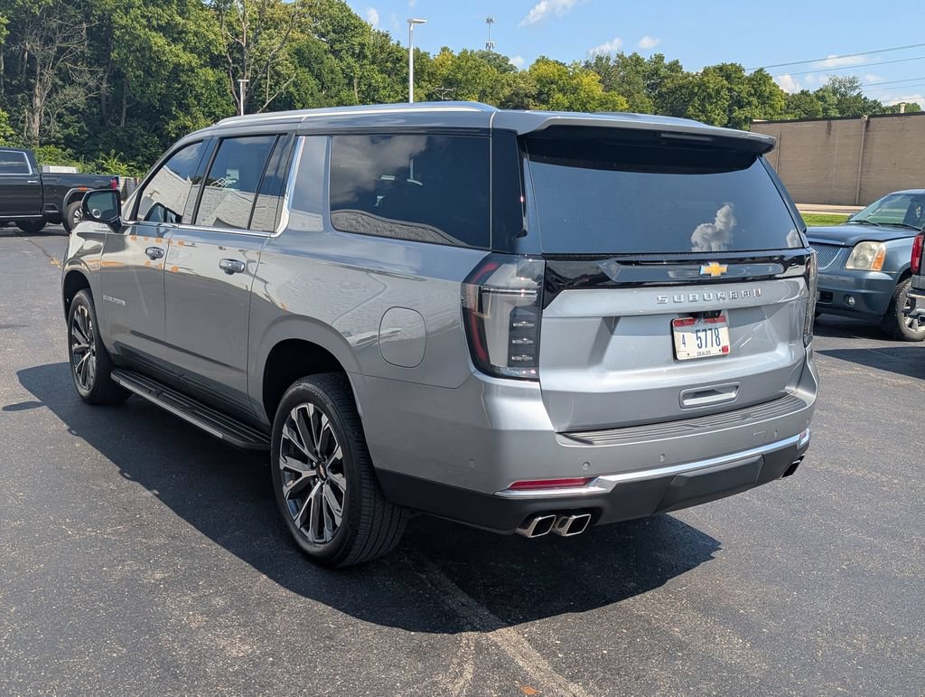 Used 2025 Chevrolet Suburban High Country AWD/4WD image 5