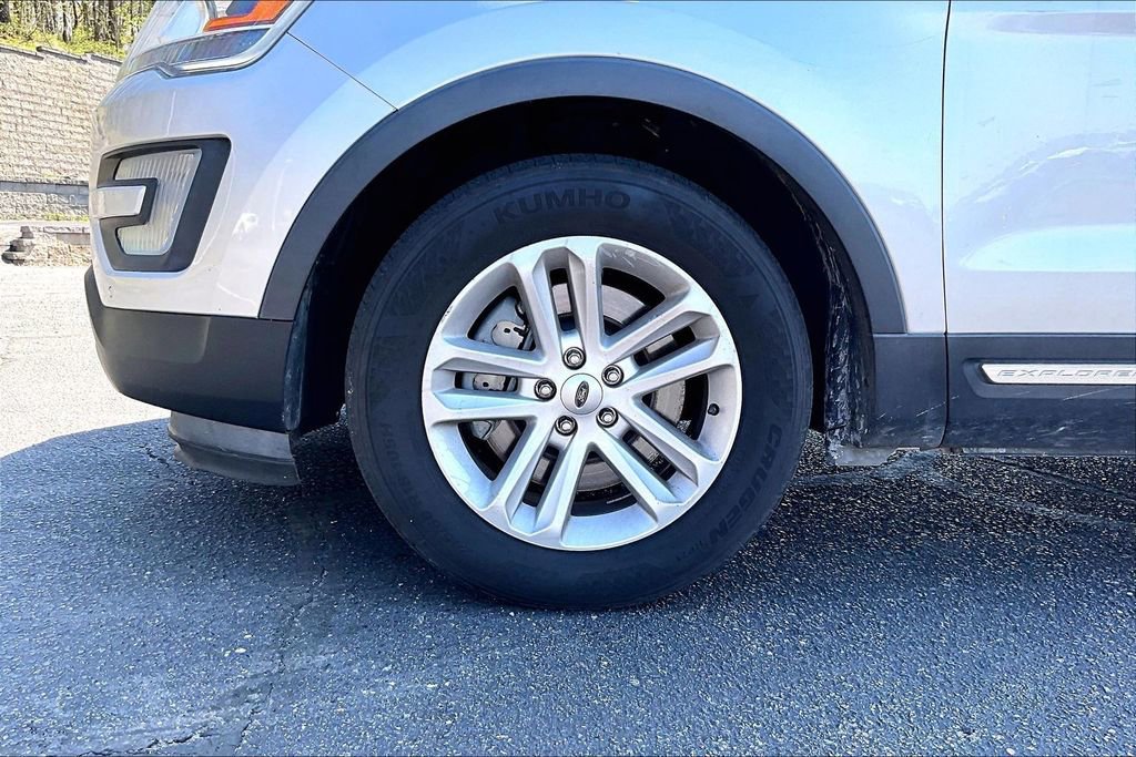 Used 2017 Ford Explorer XLT w/ Equipment Group 202A image 4