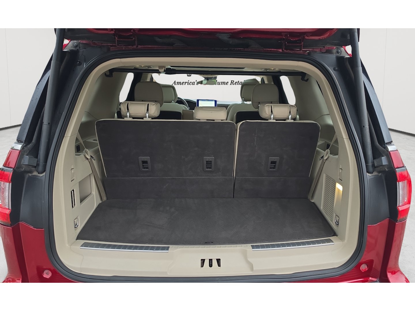 Used 2018 Lincoln Navigator Select w/ Technology Package RWD image 25