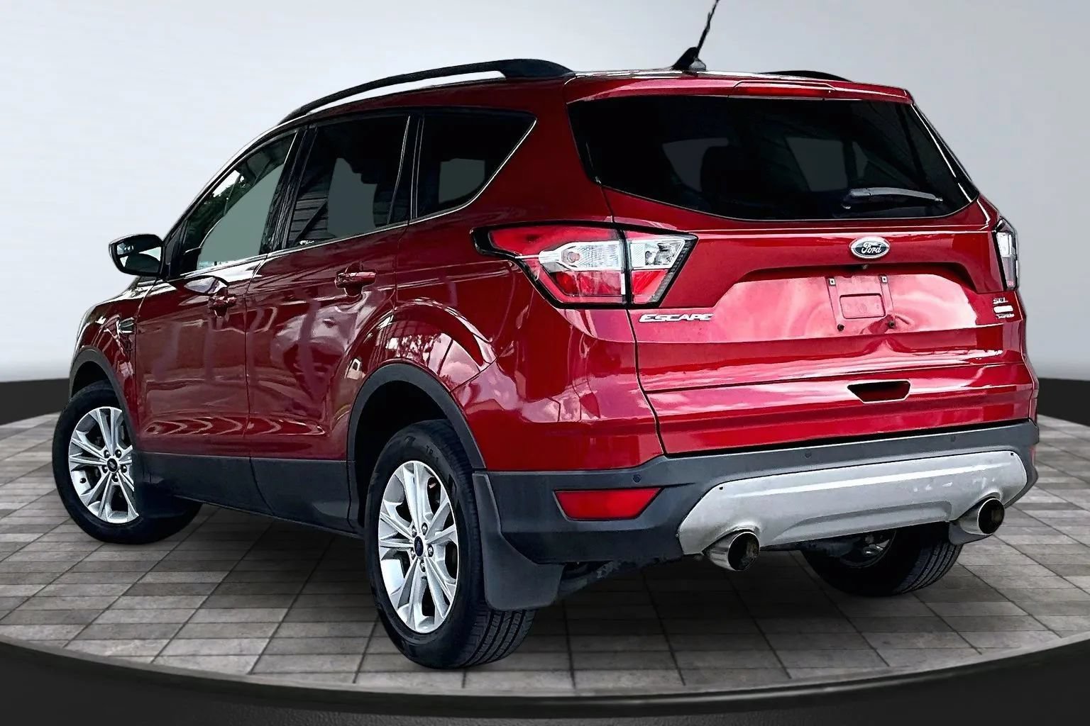 Used 2018 Ford Escape SEL FWD image 4