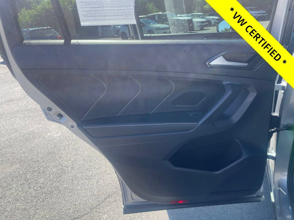 Certified 2023 Volkswagen Tiguan SE w/ Panoramic Sunroof Package AWD/4WD image 17