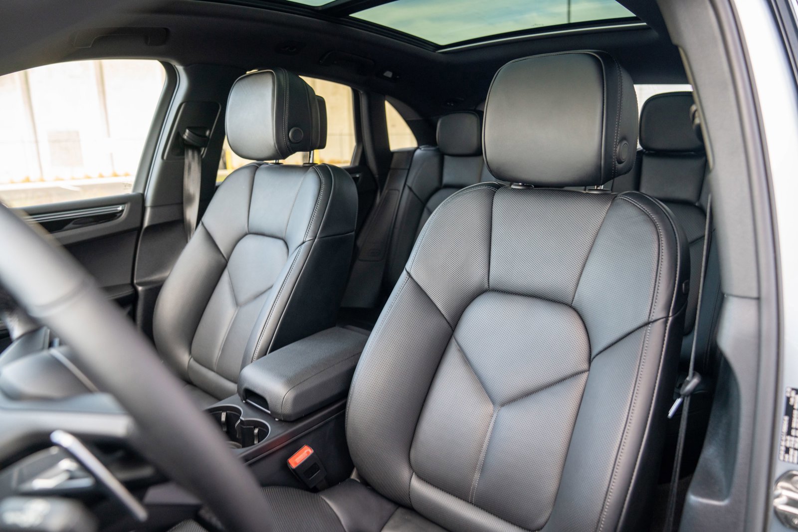 Certified 2025 Porsche Macan image 5