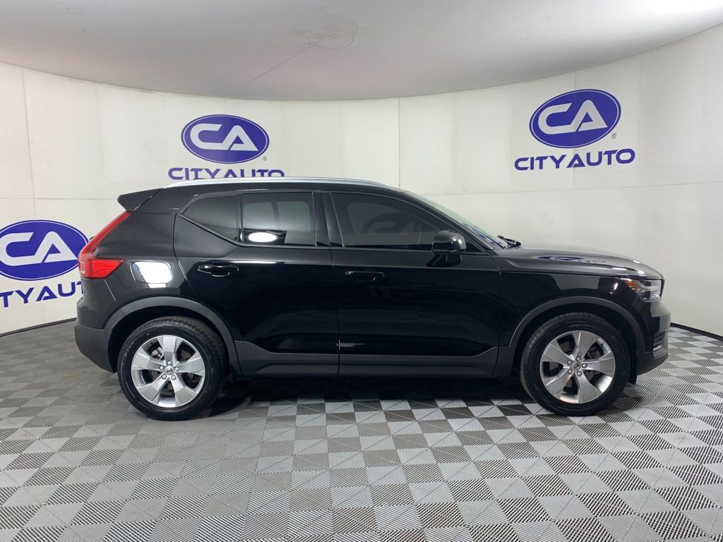 Used 2022 Volvo XC40 T5 Momentum image 2