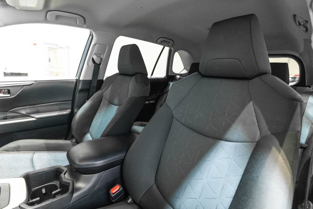 Used 2024 Toyota RAV4 XLE AWD/4WD image 6