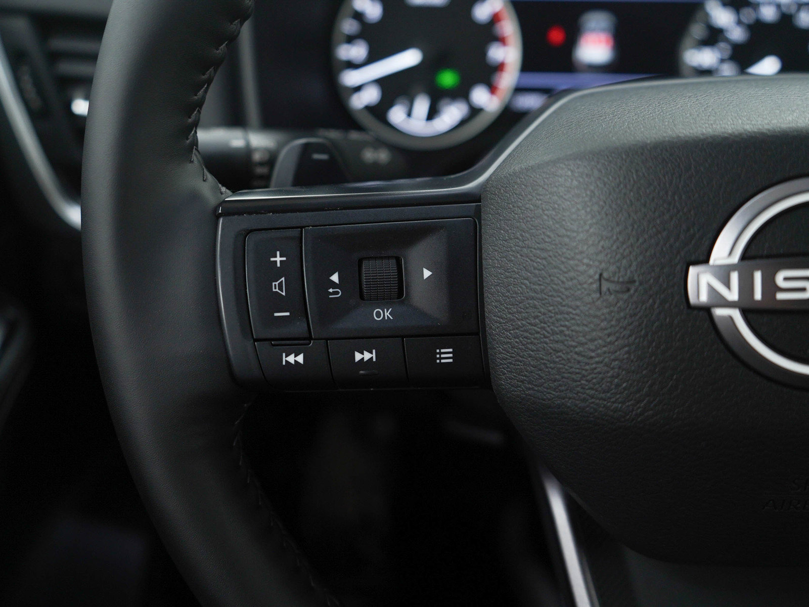 Used 2025 Nissan Rogue SV image 25