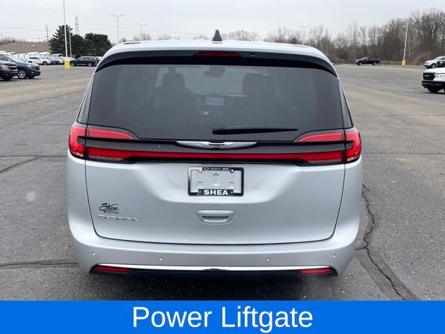 Used 2024 Chrysler Pacifica Touring-L FWD image 4
