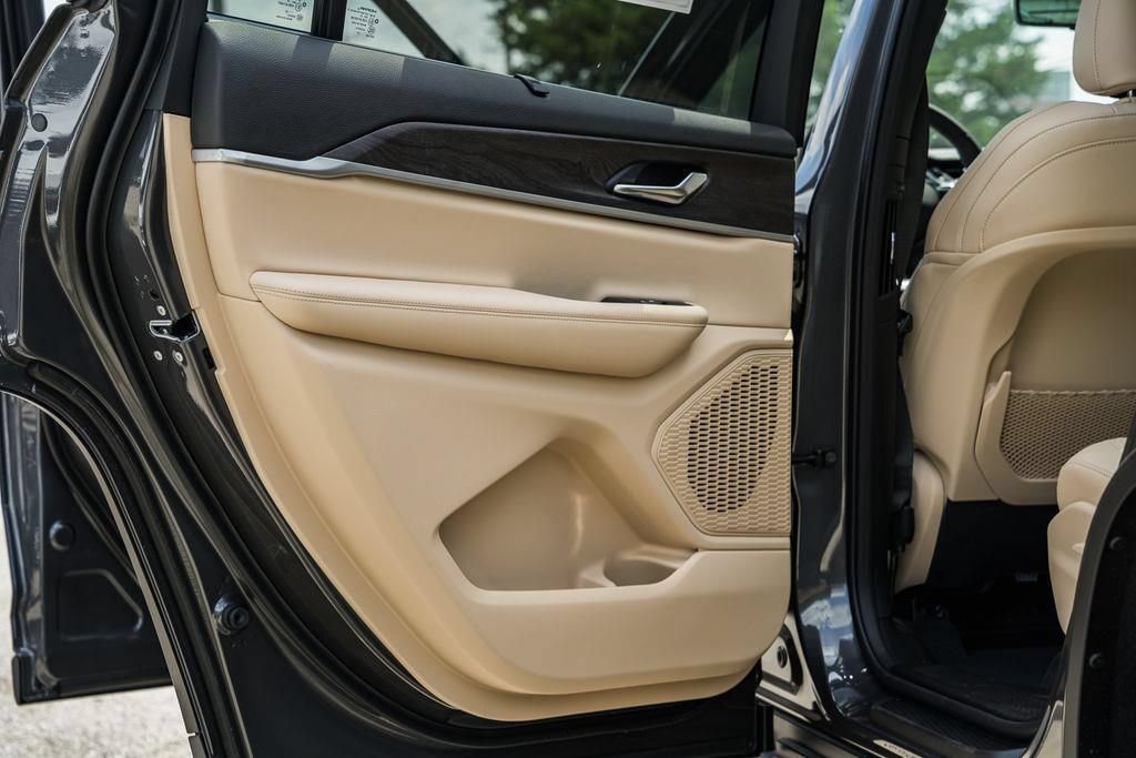 New 2025 Jeep Grand Cherokee L Limited w/ Luxury Tech Group II AWD/4WD image 39