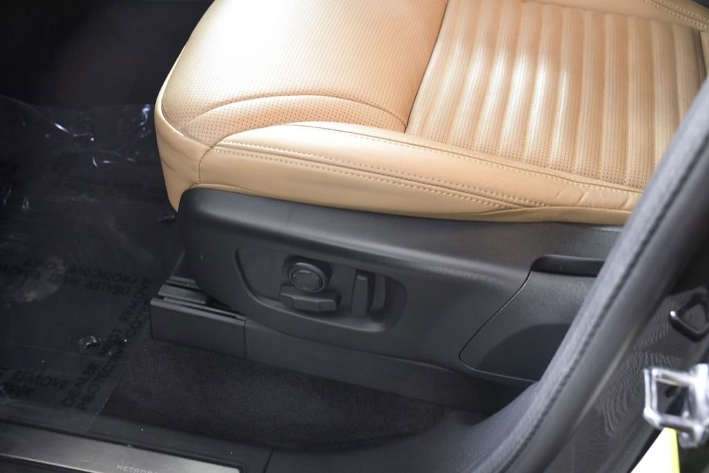 Used 2024 Land Rover Discovery Metropolitan Edition image 16