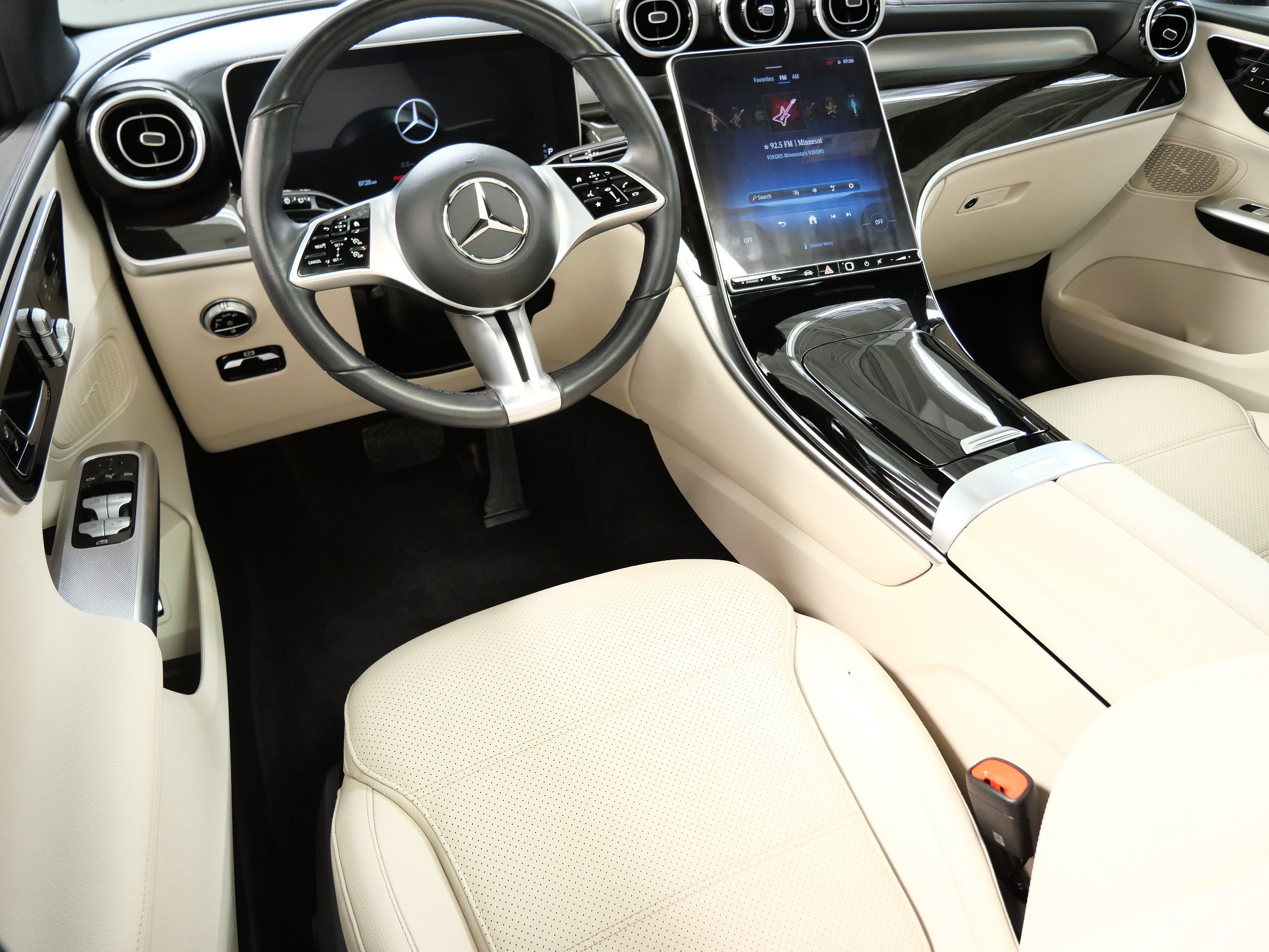 Used 2023 Mercedes-Benz GLC 300 4MATIC image 2