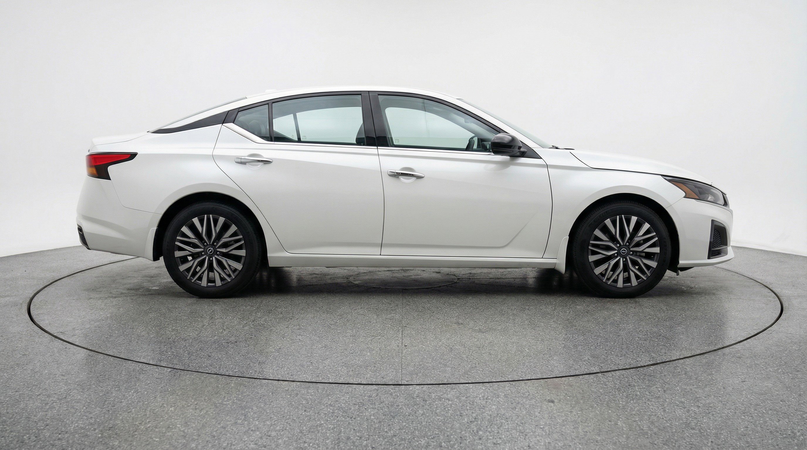 Used 2025 Nissan Altima 2.5 SV image 11