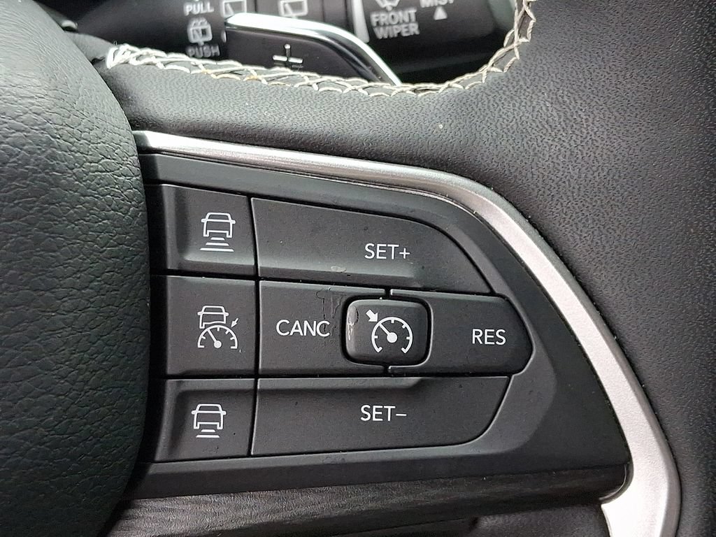 Used 2025 Jeep Grand Cherokee Altitude AWD/4WD image 25