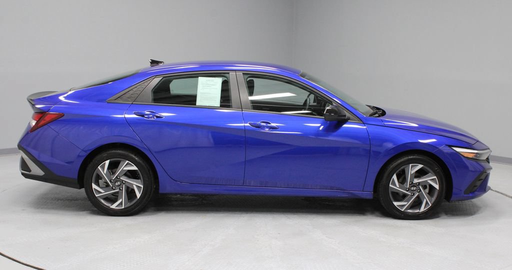 Used 2025 Hyundai Elantra Sport FWD image 11