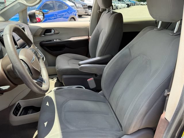 Used 2017 Chrysler Pacifica Touring w/ Tire & Wheel Group FWD image 5