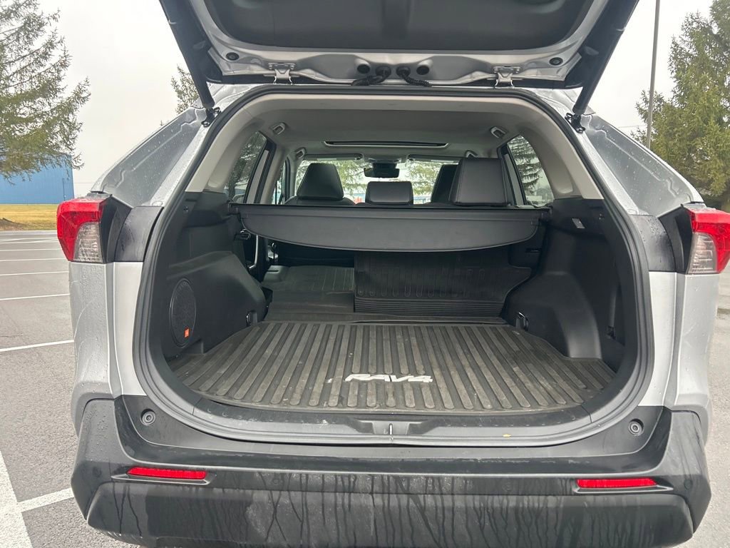 Used 2021 Toyota RAV4 XLE Premium image 10