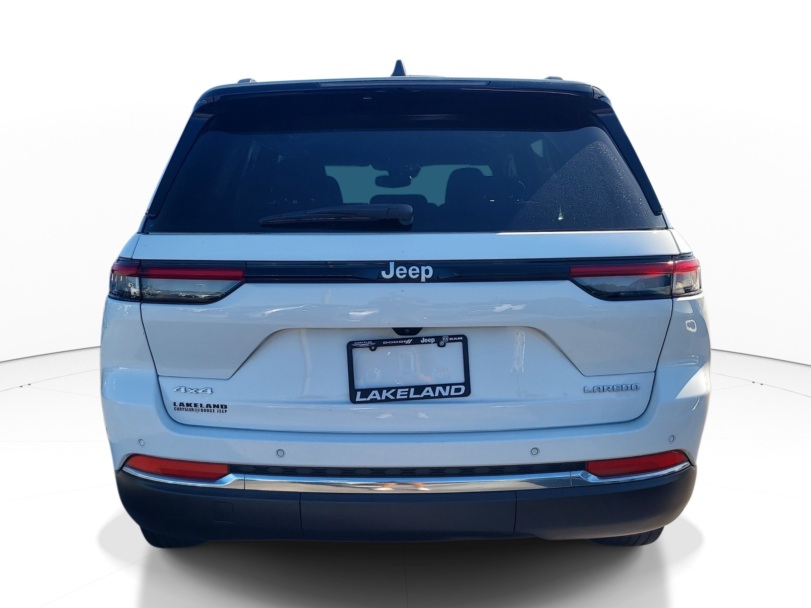 Used 2024 Jeep Grand Cherokee Laredo AWD/4WD image 5
