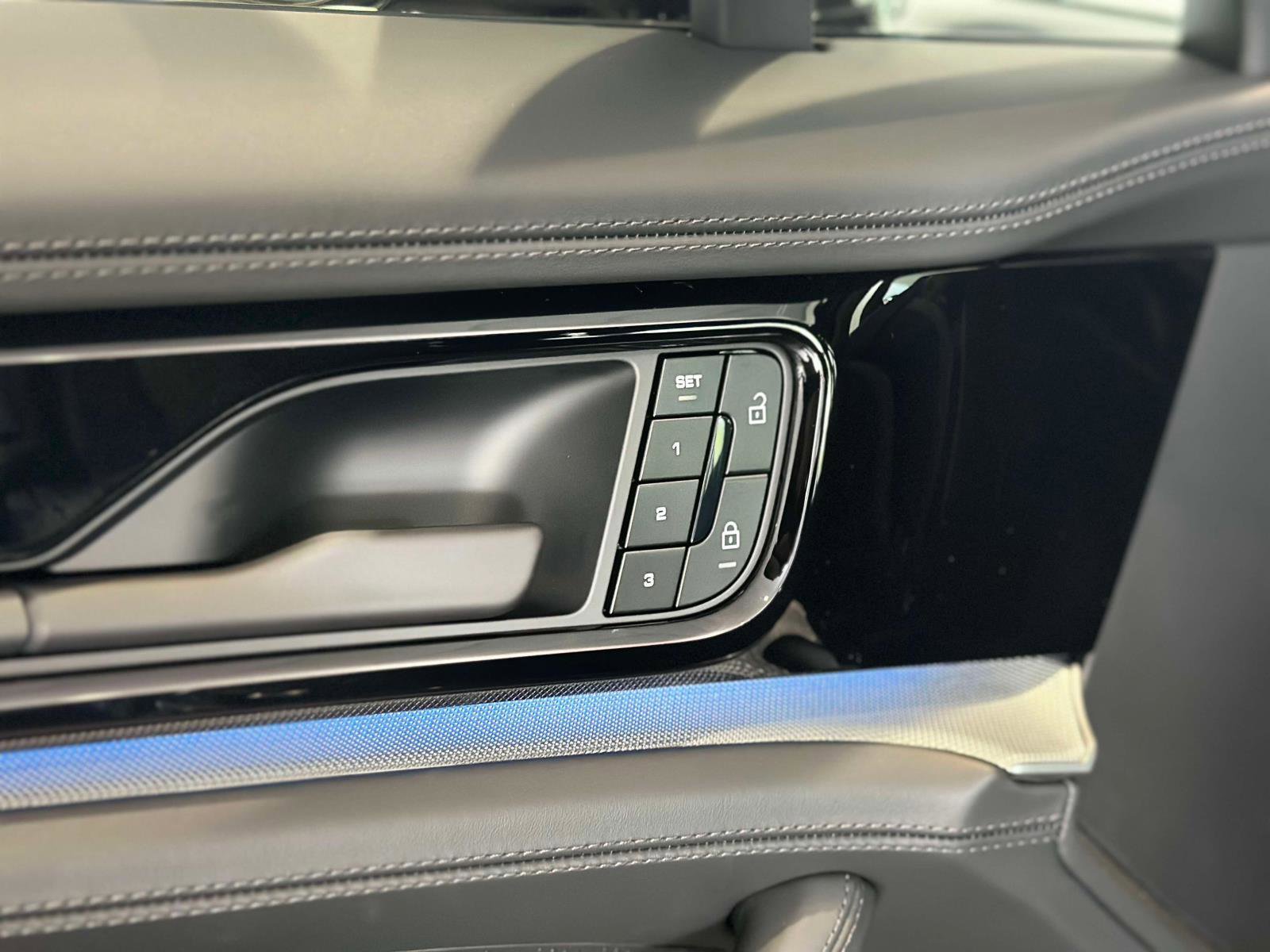New 2025 Porsche Panamera 4 AWD/4WD image 17