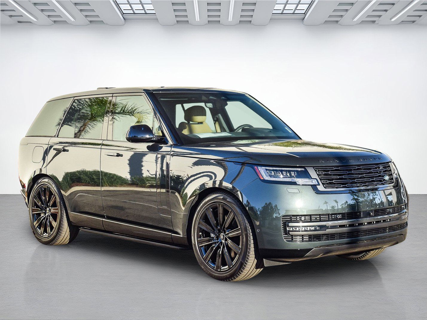 Used 2025 Land Rover Range Rover SE image 3