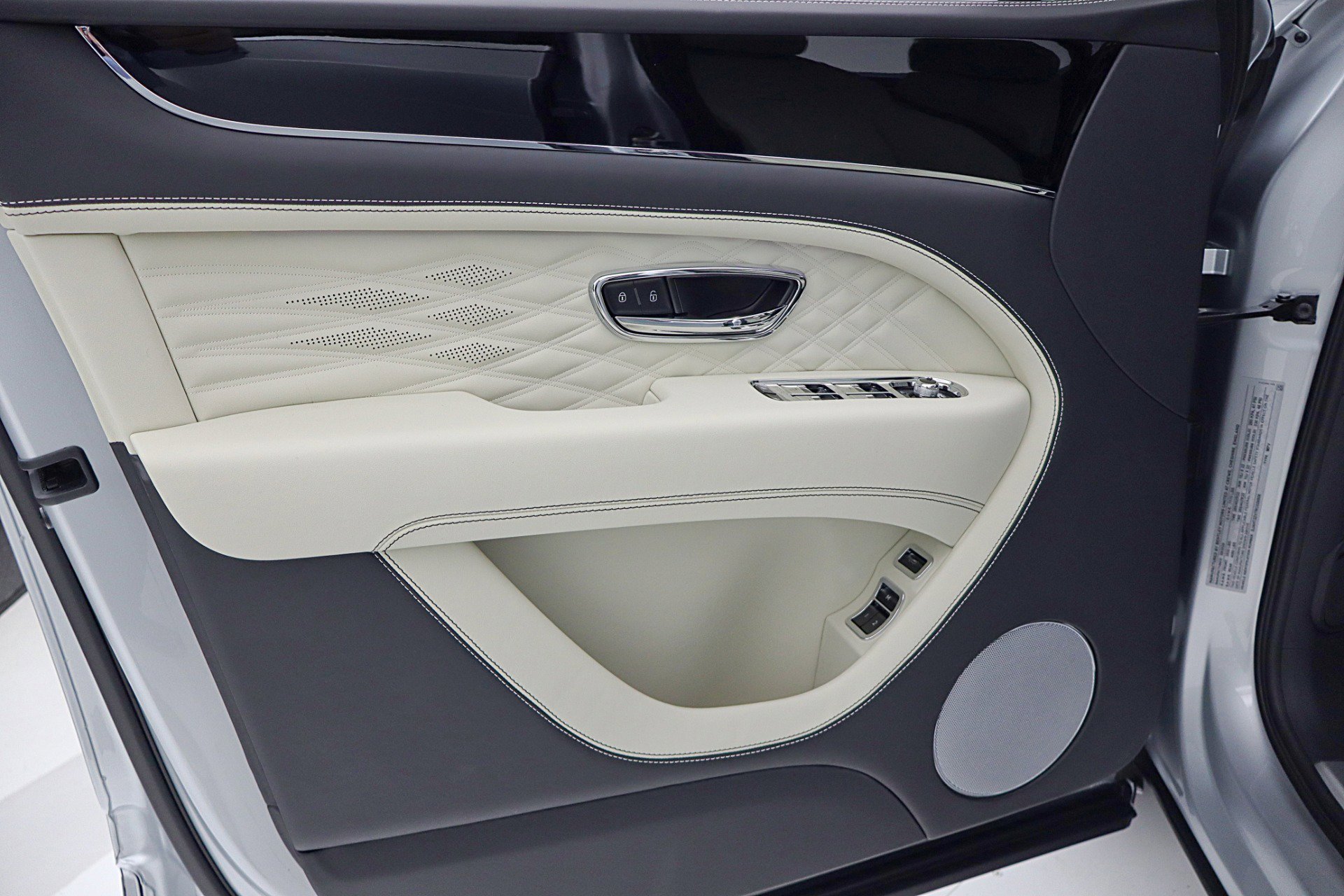 Used 2024 Bentley Bentayga Extended Wheelbase image 56