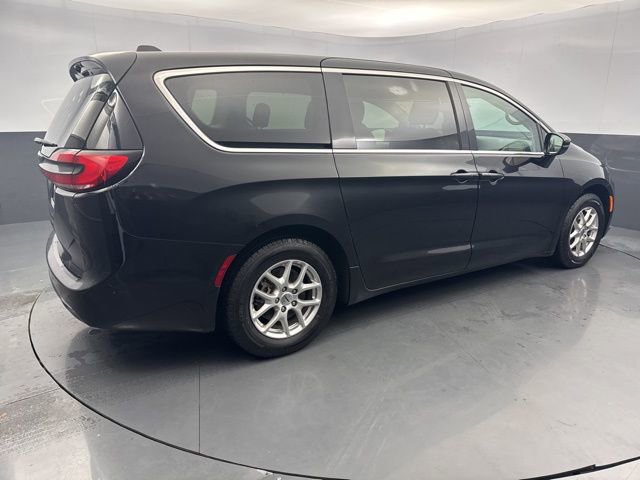 Used 2024 Chrysler Pacifica Touring-L image 8