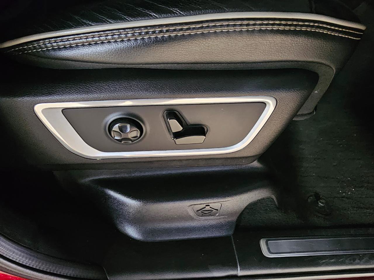 Used 2019 RAM 1500 Laramie w/ Sport Appearance Package image 11