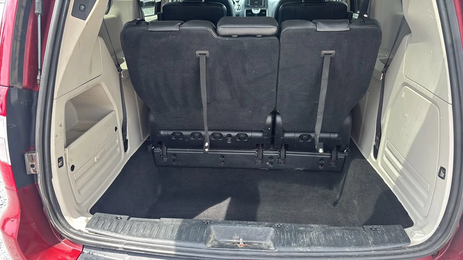 Used 2016 Chrysler Town & Country Touring w/ Driver Convenience Group FWD image 5