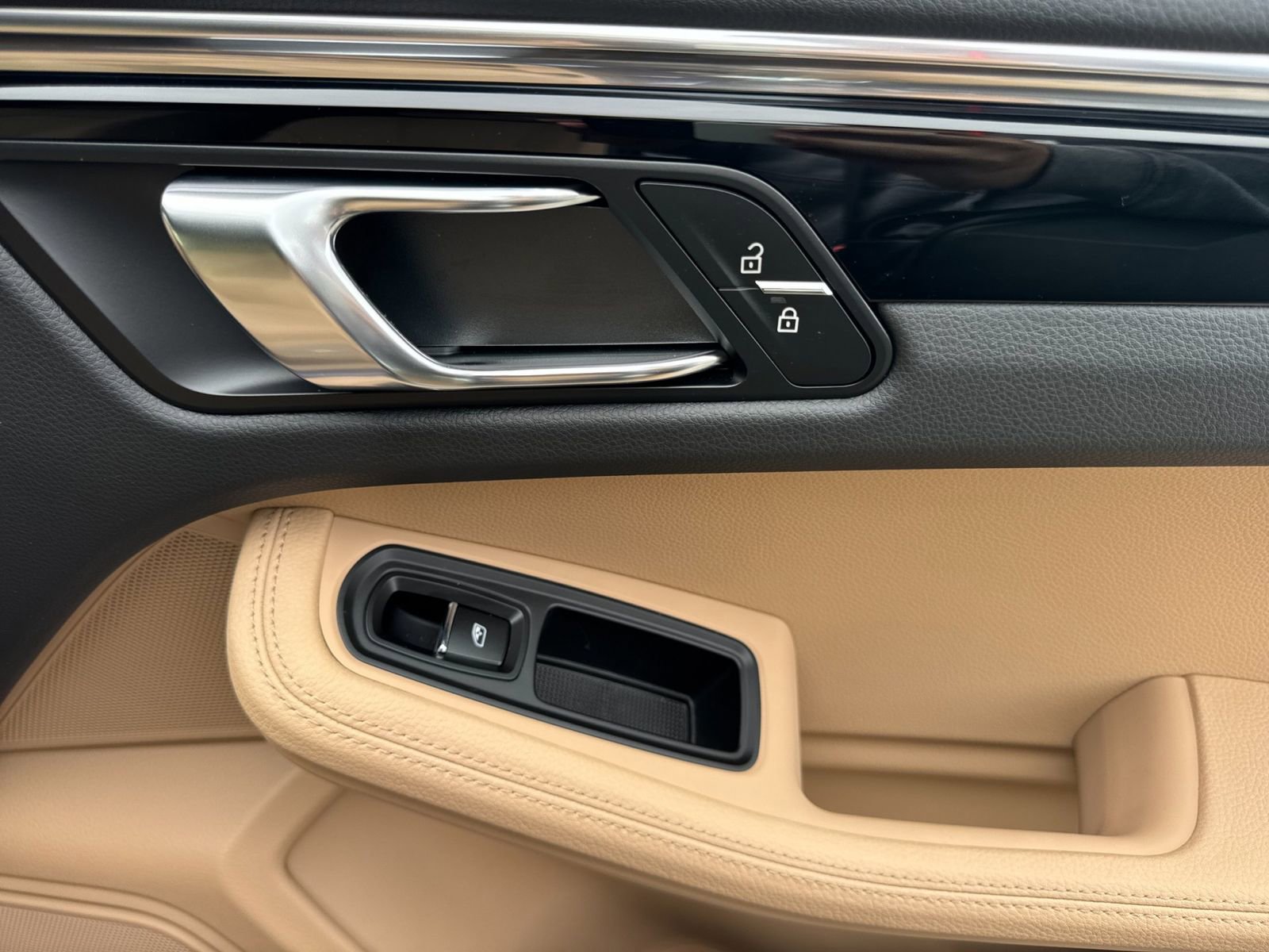 Certified 2025 Porsche Macan image 20