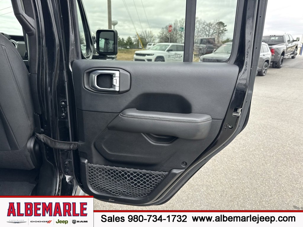 Used 2019 Jeep Wrangler Unlimited Sahara w/ Cold Weather Group image 31