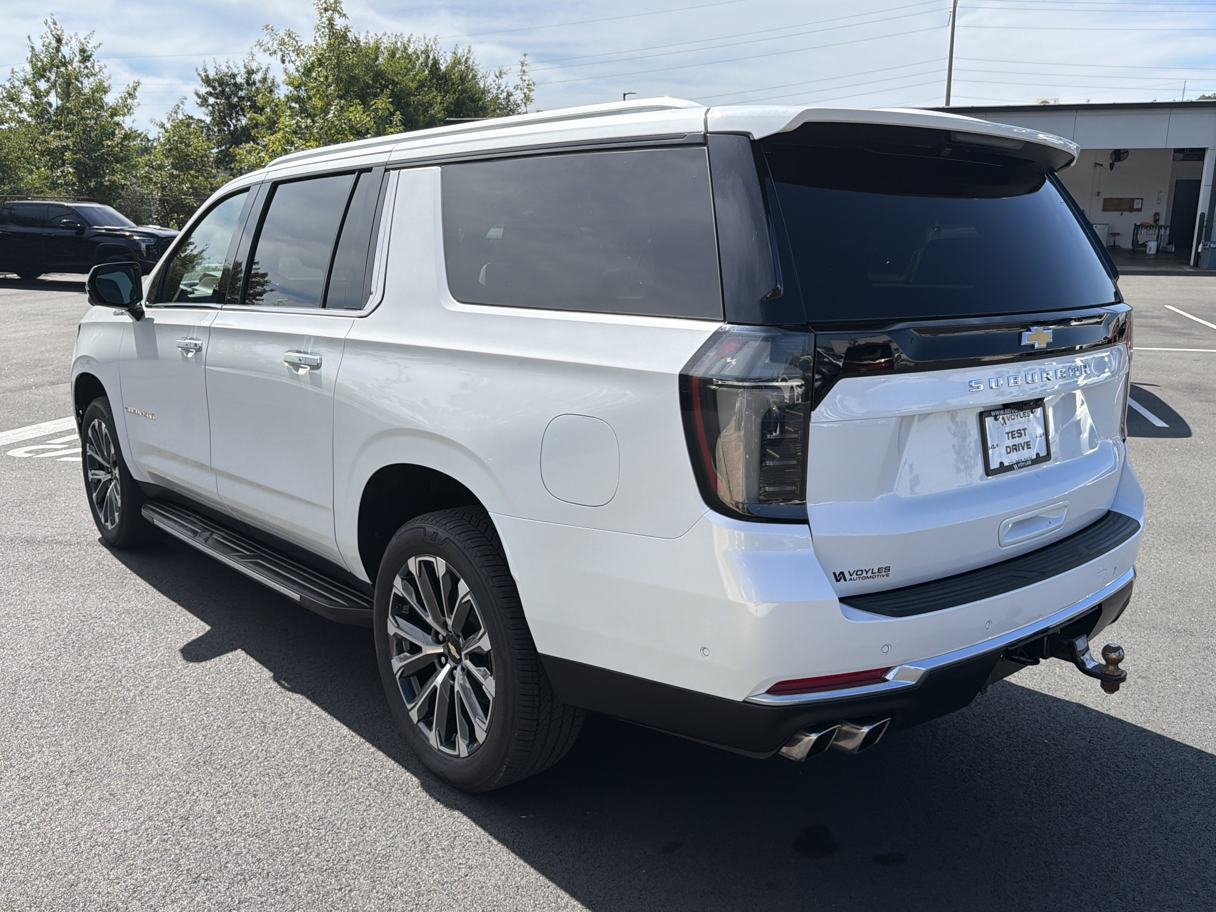 Used 2025 Chevrolet Suburban High Country AWD/4WD image 5