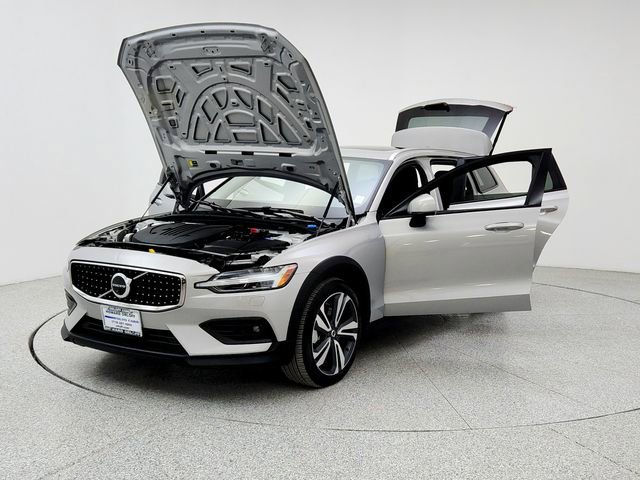 Certified 2025 Volvo V60 B5 Cross Country Plus image 9