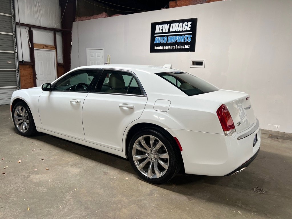 Used 2019 Chrysler 300 Touring L w/ Quick Order Package 22F image 28
