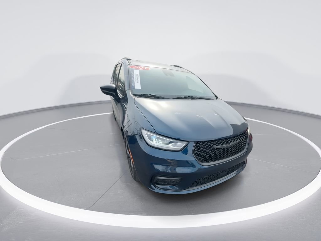 Used 2025 Chrysler Pacifica Limited image 3