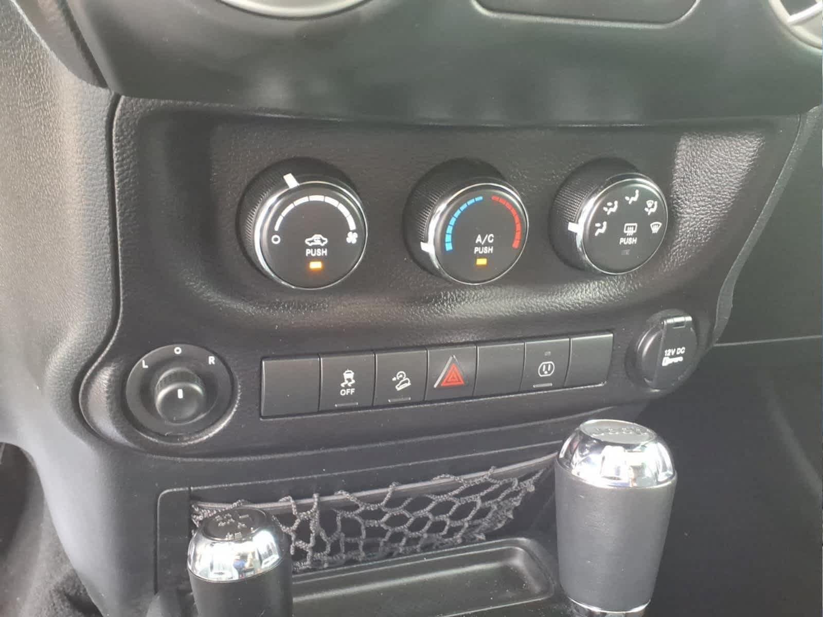 Used 2017 Jeep Wrangler Unlimited Rubicon w/ Connectivity Group AWD/4WD image 17