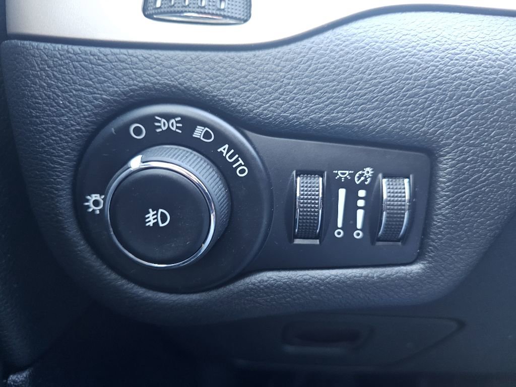 Used 2016 Jeep Cherokee Latitude w/ Safety/Convenience Group image 36